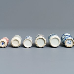 Acht Chinese blauwwitte en onderglazuur rode snuifflessen, 19/20e eeuw — foto 3