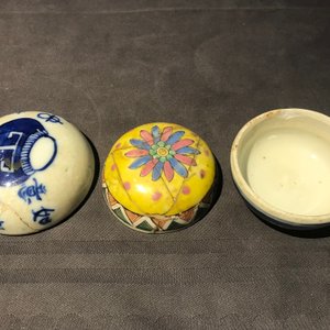 Acht Chinese blauwwitte, famille rose en qianjiang cai vaasjes, 19/20e eeuw — foto 5