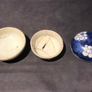 Acht Chinese blauwwitte, famille rose en qianjiang cai vaasjes, 19/20e eeuw — foto 6