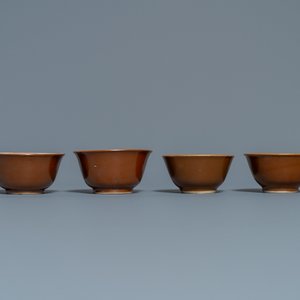 Acht Chinese famille rose, blauw-witte en ijzerrode koppen en schotels met capucijn fond, Kangxi/Qianlong — foto 11