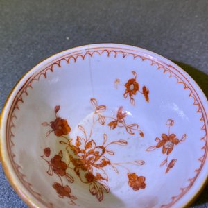 Acht Chinese famille rose, blauw-witte en ijzerrode koppen en schotels met capucijn fond, Kangxi/Qianlong — foto 16