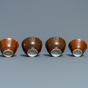 Acht Chinese famille rose, blauw-witte en ijzerrode koppen en schotels met capucijn fond, Kangxi/Qianlong — foto 9