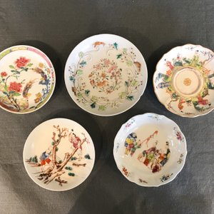 Acht Chinese famille rose koppen en schotels, Yongzheng/Qianlong — foto 18