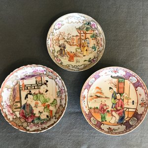 Acht Chinese famille rose koppen en schotels, Yongzheng/Qianlong — foto 20