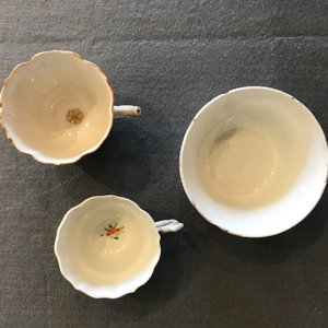 Acht Chinese famille rose koppen en schotels, Yongzheng/Qianlong — foto 24