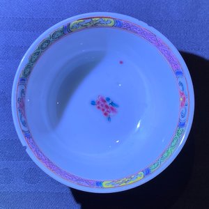 Acht Chinese famille rose koppen en schotels, Yongzheng/Qianlong — foto 49