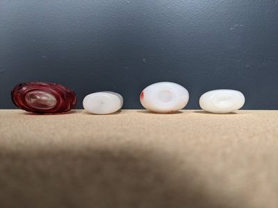 Acht Chinese glazen snuifflessen, 19/20e eeuw — foto 1