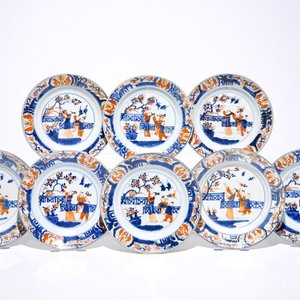 Acht Chinese Imari-stijl borden met figuren in een tuin, Kangxi/Yongzheng — foto 1