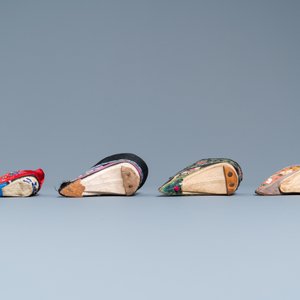 Acht Chinese lotusschoentjes, 19e eeuw — foto 7