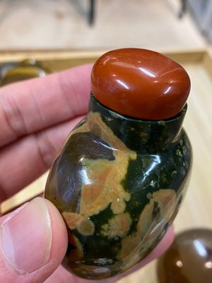 Acht Chinese snuifflessen in agaat, hardsteen en kwarts, 19/20e eeuw — foto 38
