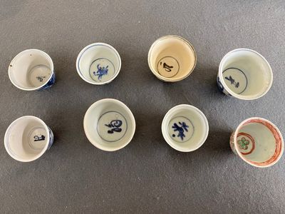 Acht Chinese vnl. blauw-witte wijn- en theekoppen, Ming — foto 1