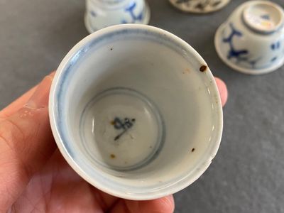 Acht Chinese vnl. blauw-witte wijn- en theekoppen, Ming — foto 14