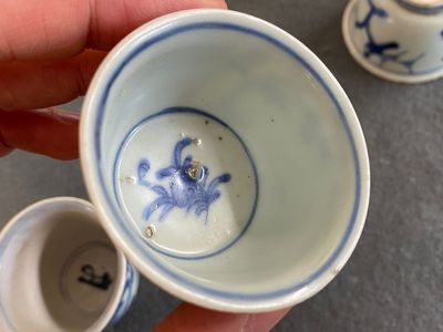 Acht Chinese vnl. blauw-witte wijn- en theekoppen, Ming — foto 16