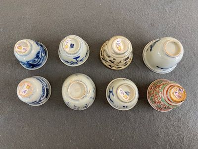 Acht Chinese vnl. blauw-witte wijn- en theekoppen, Ming — foto 2