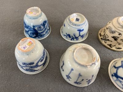 Acht Chinese vnl. blauw-witte wijn- en theekoppen, Ming — foto 4