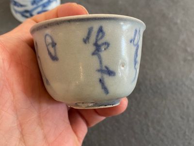 Acht Chinese vnl. blauw-witte wijn- en theekoppen, Ming — foto 7