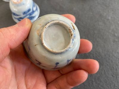 Acht Chinese vnl. blauw-witte wijn- en theekoppen, Ming — foto 9