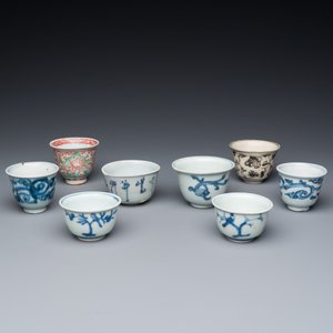Acht Chinese vnl. blauw-witte wijn- en theekoppen, Ming — foto 2