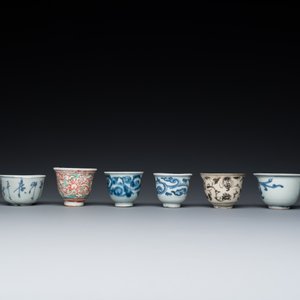 Acht Chinese vnl. blauw-witte wijn- en theekoppen, Ming — foto 4