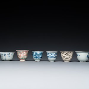 Acht Chinese vnl. blauw-witte wijn- en theekoppen, Ming — foto 5