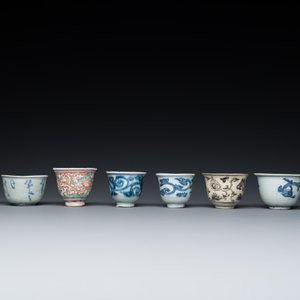 Acht Chinese vnl. blauw-witte wijn- en theekoppen, Ming — foto 6