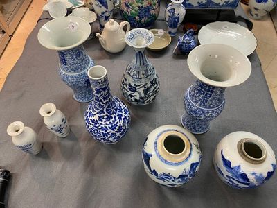 Acht diverse Chinese blauw-witte vazen, 18/20e eeuw — foto 2