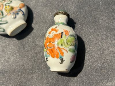 Acht diverse Chinese famille rose snuifflessen, 19/20e eeuw — foto 14