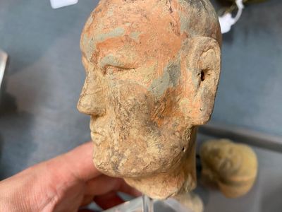 Acht diverse gesculpteerde stenen hoofden, o.a. Gandhara, Etruskisch, Japans en Chinees — foto 17