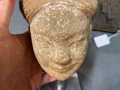 Acht diverse gesculpteerde stenen hoofden, o.a. Gandhara, Etruskisch, Japans en Chinees — foto 19