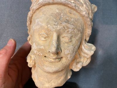 Acht diverse gesculpteerde stenen hoofden, o.a. Gandhara, Etruskisch, Japans en Chinees — foto 21