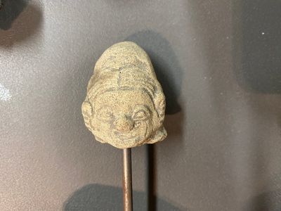 Acht diverse gesculpteerde stenen hoofden, o.a. Gandhara, Etruskisch, Japans en Chinees — foto 8