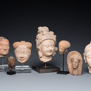 Acht diverse gesculpteerde stenen hoofden, o.a. Gandhara, Etruskisch, Japans en Chinees — foto 1