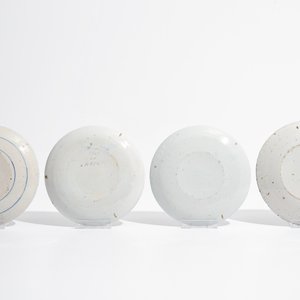 Acht polychrome Delftse borden met bliksem decor, 17/18e eeuw — foto 5