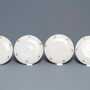 Acht polychrome Delftse petit feu chinoiserie borden, 1e kwart 18e eeuw — foto 5