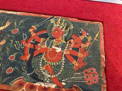 Acht tsaklis en drie beschildere houten boekkaften, Tibet, 19e eeuw — foto 20