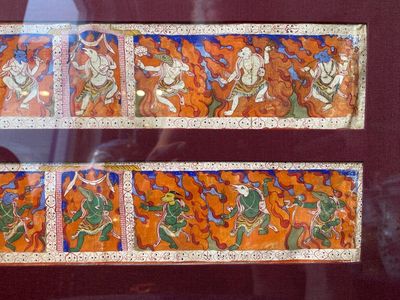 Acht tsaklis en drie beschildere houten boekkaften, Tibet, 19e eeuw — foto 4