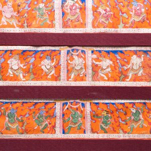 Acht tsaklis en drie beschildere houten boekkaften, Tibet, 19e eeuw — foto 6