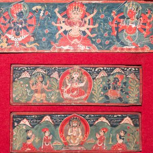 Acht tsaklis en drie beschildere houten boekkaften, Tibet, 19e eeuw — foto 8