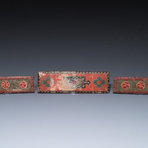 Acht tsaklis en drie beschildere houten boekkaften, Tibet, 19e eeuw — foto 9