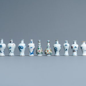 Achtendertig Chinese blauw-witte, famille rose en monochrome miniatuur vaasjes, Kangxi/Qianlong — foto 11
