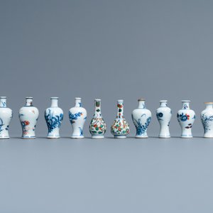 Achtendertig Chinese blauw-witte, famille rose en monochrome miniatuur vaasjes, Kangxi/Qianlong — foto 12