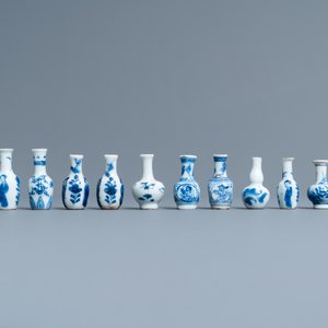 Achtendertig Chinese blauw-witte, famille rose en monochrome miniatuur vaasjes, Kangxi/Qianlong — foto 17