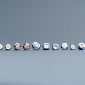 Achtendertig Chinese blauw-witte, famille rose en monochrome miniatuur vaasjes, Kangxi/Qianlong — foto 20