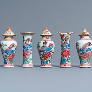 Achtendertig Chinese blauw-witte, famille rose en monochrome miniatuur vaasjes, Kangxi/Qianlong — foto 21