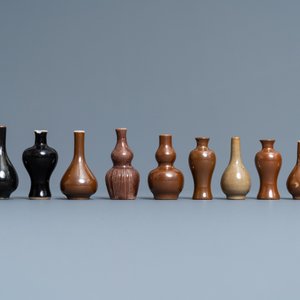 Achtendertig Chinese blauw-witte, famille rose en monochrome miniatuur vaasjes, Kangxi/Qianlong — foto 5