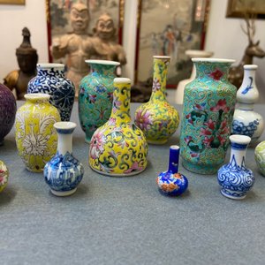 Achtentwintig Chinese blauw-witte en famille rose miniatuur vaasjes, Kangxi en later — foto 11