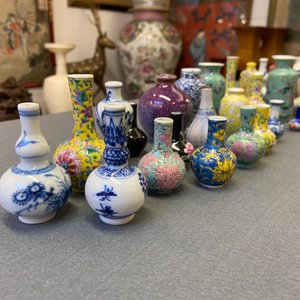 Achtentwintig Chinese blauw-witte en famille rose miniatuur vaasjes, Kangxi en later — foto 12