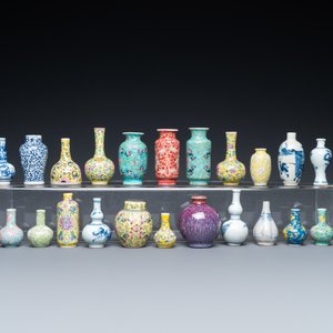 Achtentwintig Chinese blauw-witte en famille rose miniatuur vaasjes, Kangxi en later — foto 6