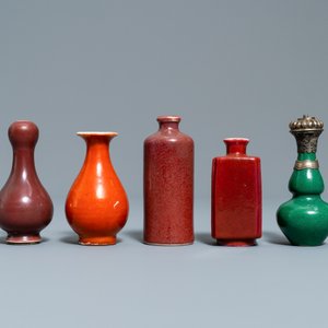 Achttien Chinese monochrome miniatuur vaasjes en snuifflessen, 18/20e eeuw — foto 17