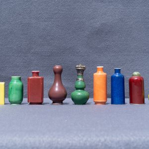 Achttien Chinese monochrome miniatuur vaasjes en snuifflessen, 18/20e eeuw — foto 40